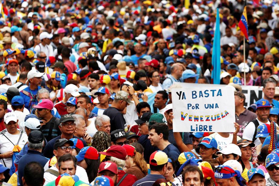 Manifestantes fazem marcha contra o presidente venezuelano Nicolás Maduro, em Caracas - 23/01/2019