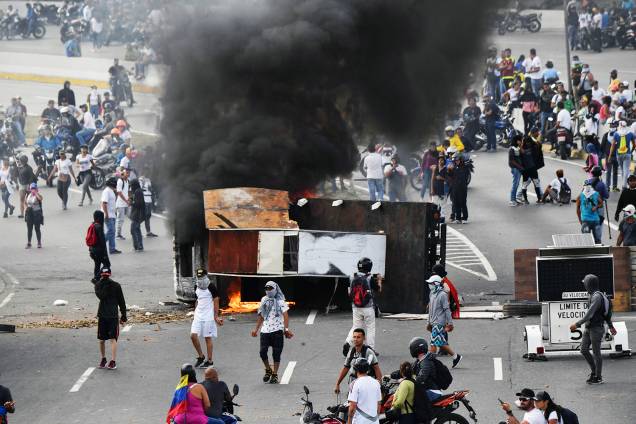 Veículo é incendiado durante marcha contra o governo do presidente venezuelano Nicolás Maduro, em Caracas - 23/01/2019 Veículo é incendiado durante marcha contra o governo do presidente venezuelano Nicolás Maduro, em Caracas - 23/01/2019
