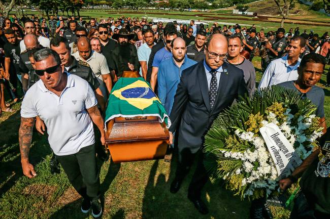 Enterro de PM Morto Linha Amarela