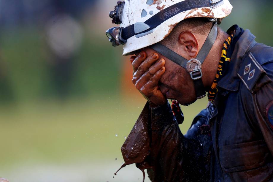 Membro da equipe de resgate se emociona após a missão de salvamento devido ao rompimento da barragem da Vale em Brumadinho, Minas Gerais - 28/01/2019