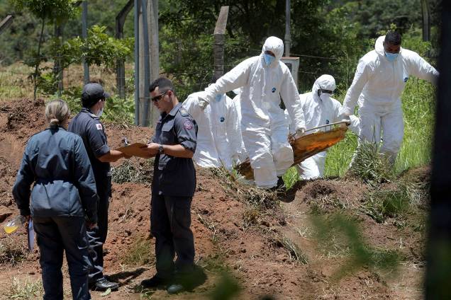 Membros da equipe de resgate transportam um corpo encontrado no meio da lama após o rompimento de barragem de Brumadinho, Minas Gerais- 28/01/2019 Membros da equipe de resgate transportam um corpo encontrado no meio da lama após o rompimento de barragem de Brumadinho, Minas Gerais- 28/01/2019