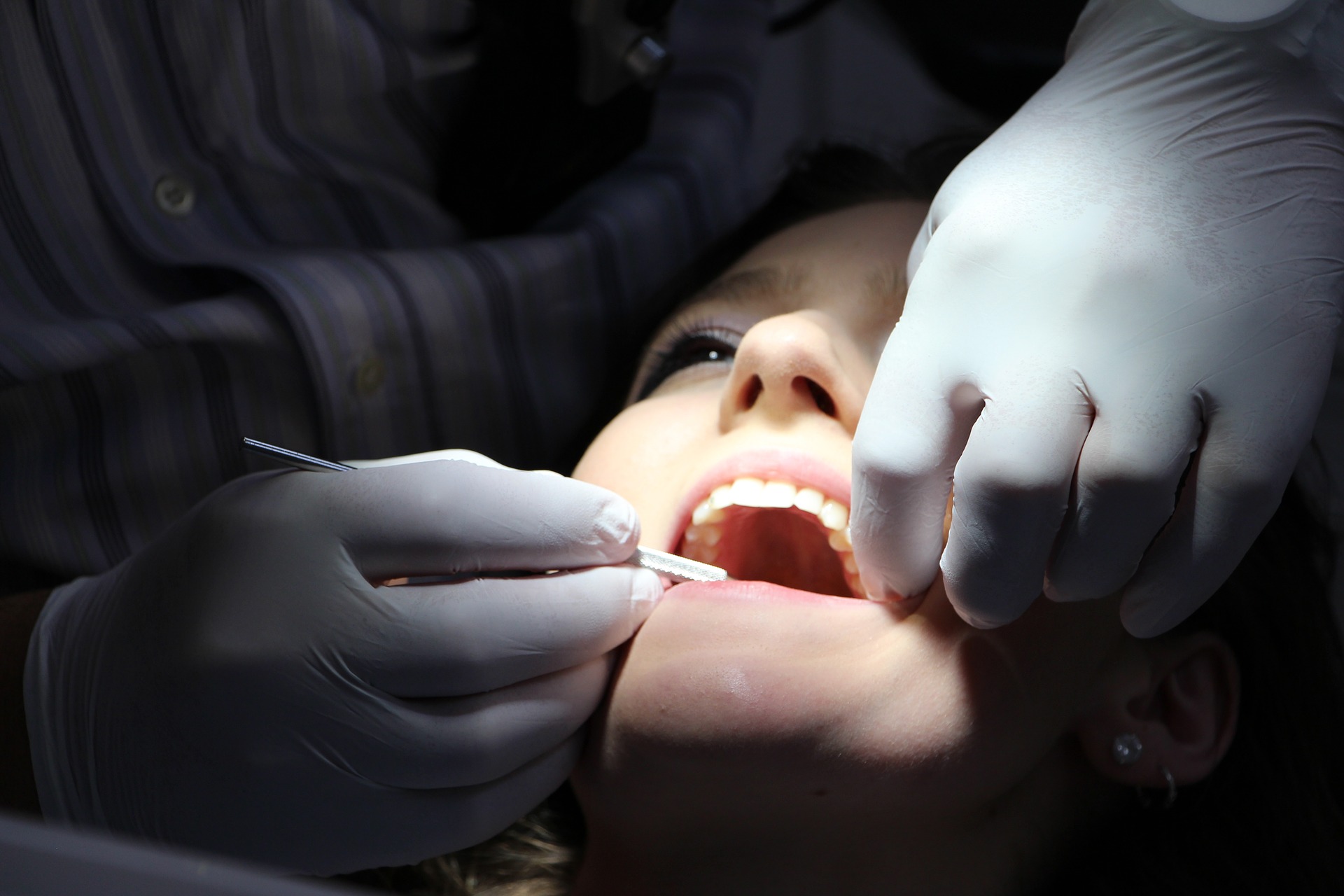 Falso dentista é preso por atender pacientes em clínica no Méier