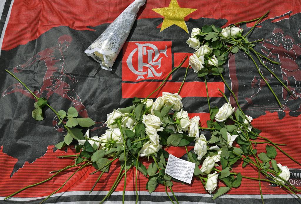 Homenagens com flores e faixas s&atilde;o deixadas em frente ao CT Ninho do Urubu, do Flamengo, em solidariedade &agrave;s v&iacute;timas - 09/02/2019