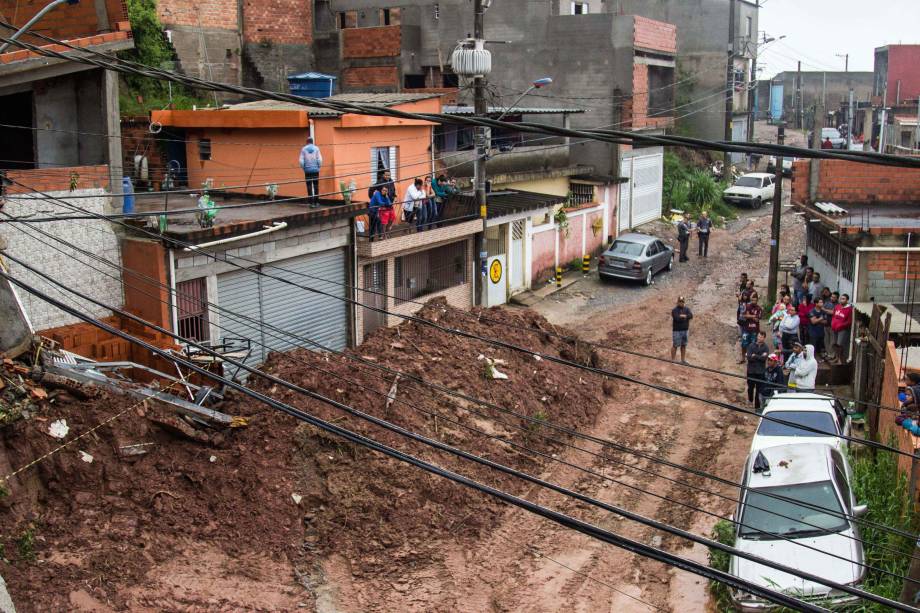 Barranco desaba sobre casas na rua Ane Altomar na cidade de Mauá (SP), deixando uma criança morta e alguns feridos - 17/02/2019