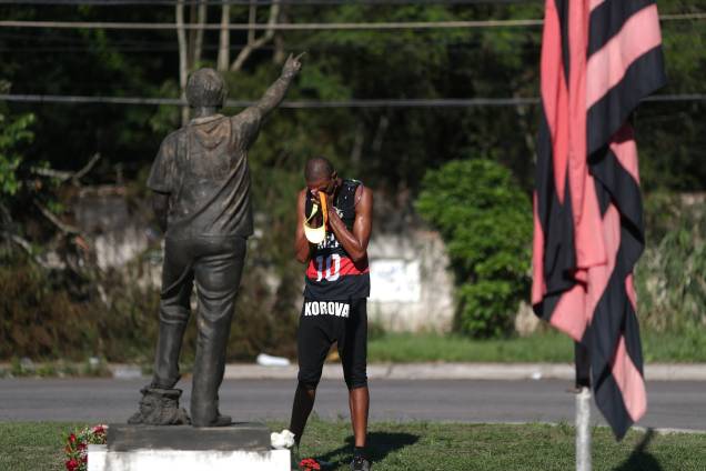 Homem lamenta o incêdio e as mortes no CT Ninho do Urubu, do Flamengo, no Rio de Janeiro - 09/02/2019 Homem lamenta o incêdio e as mortes no CT Ninho do Urubu, do Flamengo, no Rio de Janeiro - 09/02/2019