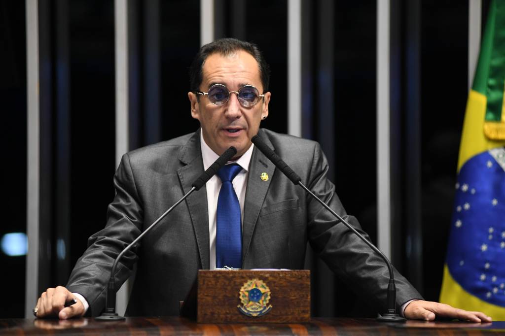 Senador, Kajuru tatua rosto do colega Álvaro Dias nas costas; veja o vídeo