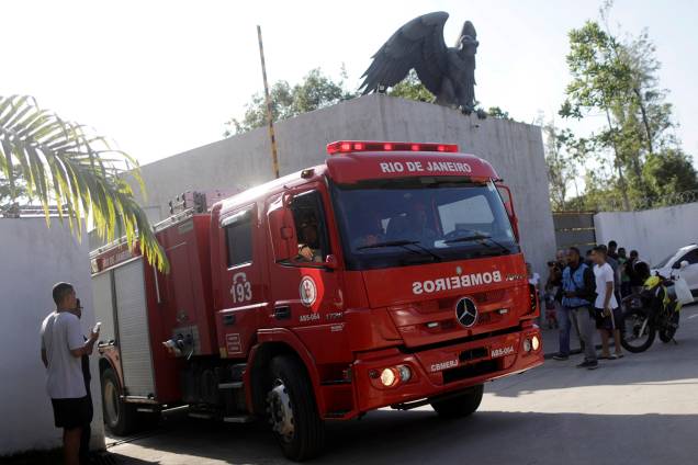Caminhão do Corpo de Bombeiros do Rio de Janeiro é visto do lado de fora do CT Ninho do Urubu, do Flamengo, após um incêndio nesta madrugada - 08/02/2019 Caminhão do Corpo de Bombeiros do Rio de Janeiro é visto do lado de fora do CT Ninho do Urubu, do Flamengo, após um incêndio nesta madrugada - 08/02/2019