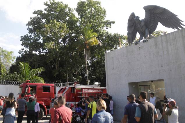 Caminhão do Corpo de Bombeiros do Rio de Janeiro é visto do lado de fora do CT Ninho do Urubu, do Flamengo, após um incêndio nesta madrugada - 08/02/2019 Caminhão do Corpo de Bombeiros do Rio de Janeiro é visto do lado de fora do CT Ninho do Urubu, do Flamengo, após um incêndio nesta madrugada - 08/02/2019