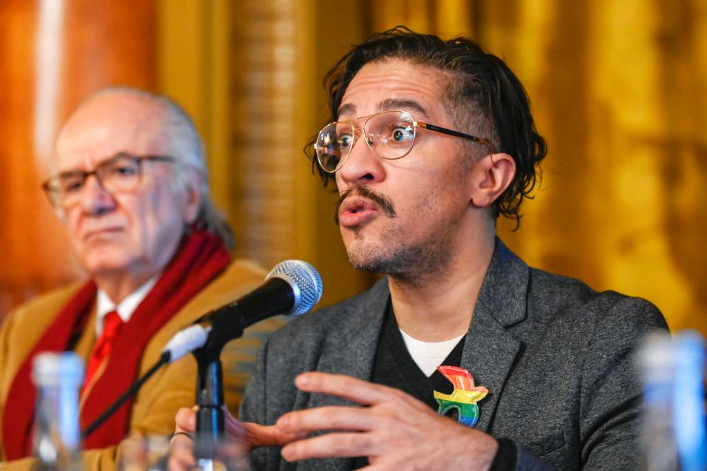 Vivendo em Barcelona, Jean Wyllys anuncia saída do Psol e filiação ao PT