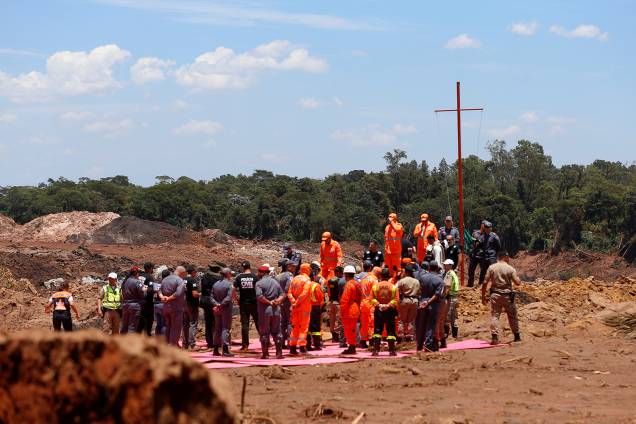 Equipes de resgate oram em homenagem as vítimas de rompimento de barragem em Brumadinho, Minas Gerais - 01/02/2019 Equipes de resgate oram em homenagem as vítimas de rompimento de barragem em Brumadinho, Minas Gerais - 01/02/2019