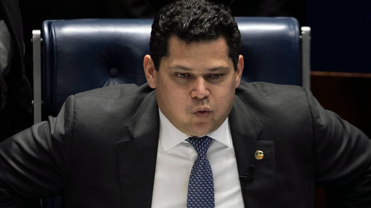 Davi Alcolumbre, acusado de participar de esquema de rachadinhas, pode ser investigado pela PGR