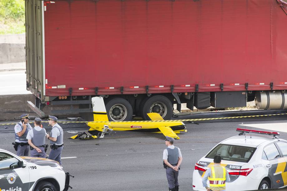 Duas pessoas morrem após um helicóptero cair em trecho do Rodoanel que dá acesso à rodovia Anhanguera, na zona oeste de São Paulo, e atingir um caminhão que estava na via, nesta segunda-feira (11). Entre as vítimas, está o jornalista da Bandeirantes, Ricardo Boechat - 11/02/2019