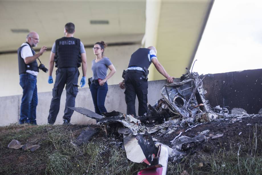 Duas pessoas morrem após um helicóptero cair em trecho do Rodoanel que dá acesso à rodovia Anhanguera, na zona oeste de São Paulo, e atingir um caminhão que estava na via. Entre as vítimas, está o jornalista Ricardo Boechat - 11/02/2019