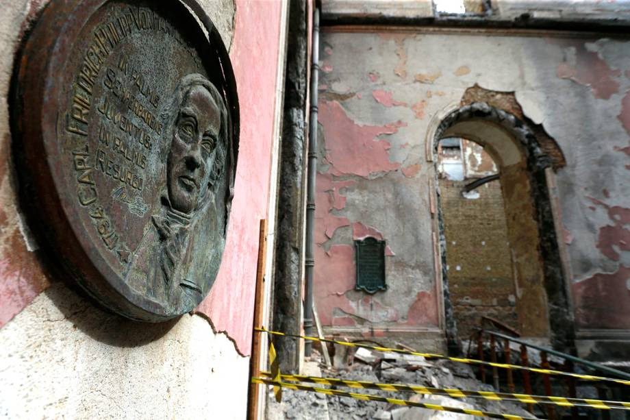 Museu Nacional tem paredes descascadas por causa do fogo, mas parte de seu acervo continua íntegro e poderá ser recuperado - 12/02/2019 Museu Nacional tem paredes descascadas por causa do fogo, mas parte de seu acervo continua íntegro e poderá ser recuperado - 12/02/2019