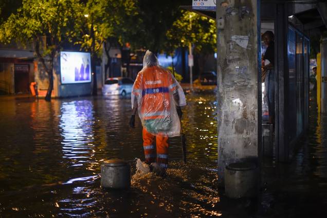 Uma funcionária da limpeza caminha pela rua Voluntários da Pátria, no bairro de Botafogo, após fortes chuvas que inundaram várias regiões do Rio de Janeiro - 06/02/2019 Uma funcionária da limpeza caminha pela rua Voluntários da Pátria, no bairro de Botafogo, após fortes chuvas que inundaram várias regiões do Rio de Janeiro - 06/02/2019