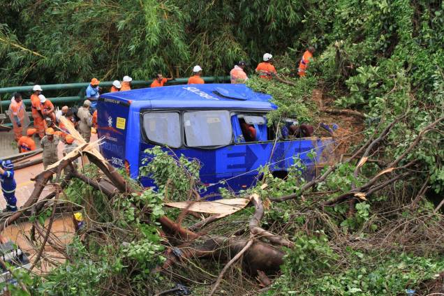 Bombeiros trabalham no resgate de desaparecidos após ônibus ser atingido por um deslizamento de terra e queda de árvores na Avenida Niemeyer, Zona Sul do Rio de Janeiro - 07/02/2019 Bombeiros trabalham no resgate de desaparecidos após ônibus ser atingido por um deslizamento de terra e queda de árvores na Avenida Niemeyer, Zona Sul do Rio de Janeiro - 07/02/2019