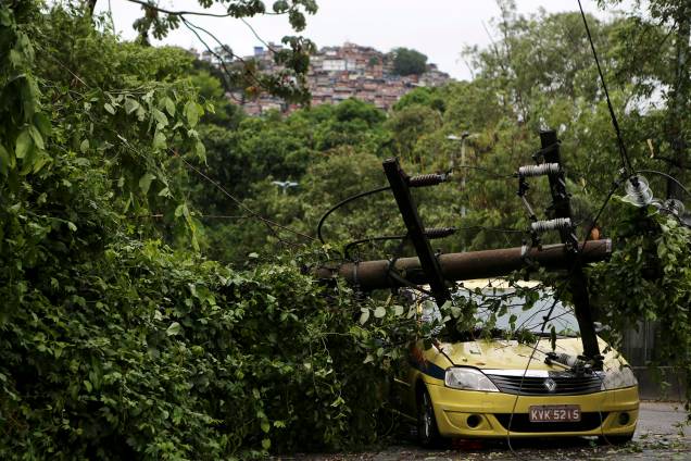 Um poste elétrico caiu em cima de um táxi no bairro da Gávea devido aos ventos de até 110km/h que foram registrados durante o temporal no Rio de Janeiro - 07/02/2019 Um poste elétrico caiu em cima de um táxi no bairro da Gávea devido aos ventos de até 110km/h que foram registrados durante o temporal no Rio de Janeiro - 07/02/2019