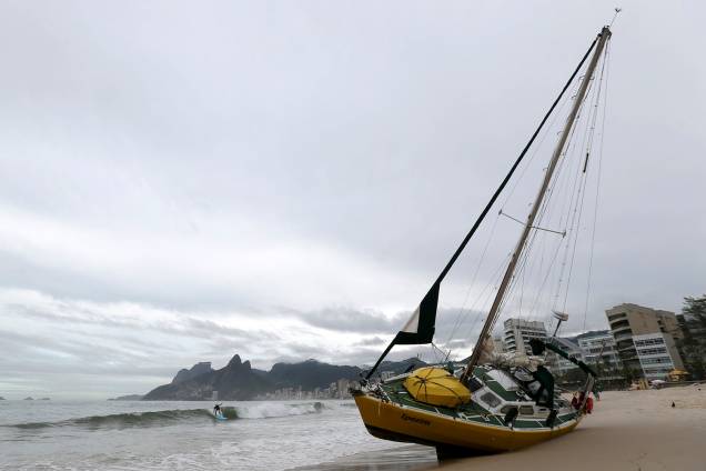 Um veleiro encalhado é visto na praia do Arpoador depois das fortes chuvas no Rio de Janeiro - 07/02/2019 Um veleiro encalhado é visto na praia do Arpoador depois das fortes chuvas no Rio de Janeiro - 07/02/2019