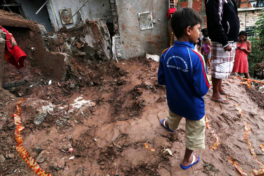 Moradores observam residências atingidas por deslizamento de terra em Mauá (SP), após forte chuva - 17/02/2019