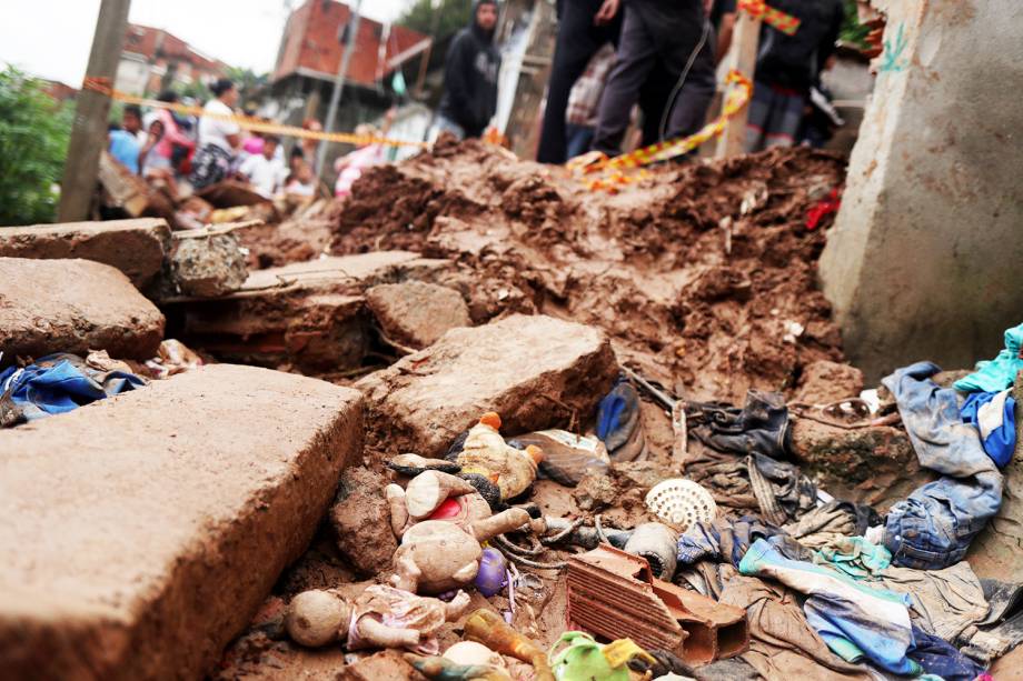 Pertences de moradores são vistos em meio à lama, após deslizamento de terra atingir residências em Mauá (SP) - 17/02/2019