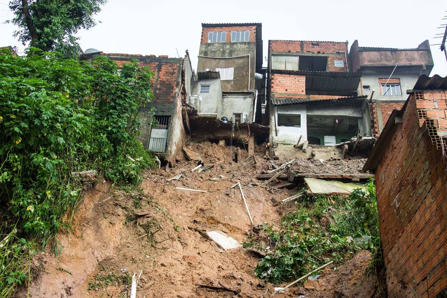 Deslizamento de terra atinge residências após fortes chuvas em Mauá (SP) - 17/02/2019