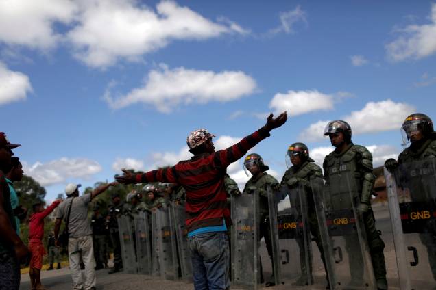 Moradores locais conversam com militares venezuelanos na fronteira com o Brasil, em Pacaraima (RR)- 22/02/2019 Moradores locais conversam com militares venezuelanos na fronteira com o Brasil, em Pacaraima (RR)- 22/02/2019