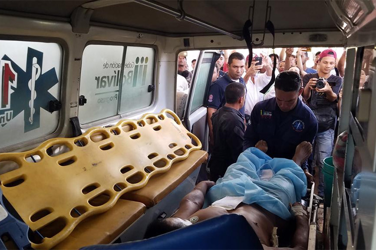 Deputado venezuelano publica foto de homem com ferimento causado por arma de fogo durante conflito na fronteira entre o Brasil e a Venezuela, na região de Pacaraima (RR) - 21/02/2019 Deputado venezuelano publica foto de homem com ferimento causado por arma de fogo durante conflito na fronteira entre o Brasil e a Venezuela, na região de Pacaraima (RR) - 21/02/2019