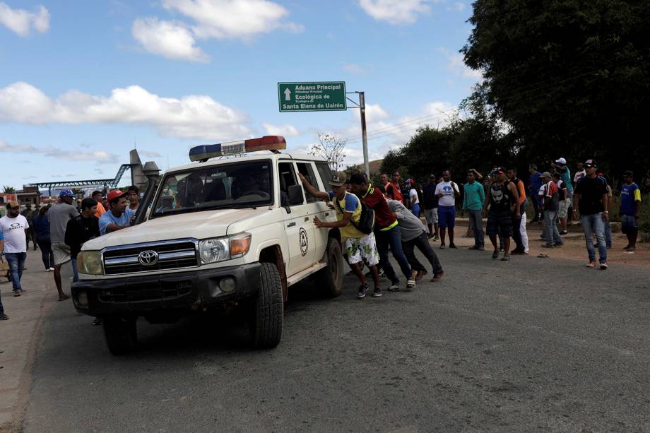 Ambulância é assistida durante confrontos na região de Pacaraima (RR), após o fechamento da fronteira que liga o Brasil e a Venezuela- 22/02/2019 Ambulância é assistida durante confrontos na região de Pacaraima (RR), após o fechamento da fronteira que liga o Brasil e a Venezuela- 22/02/2019