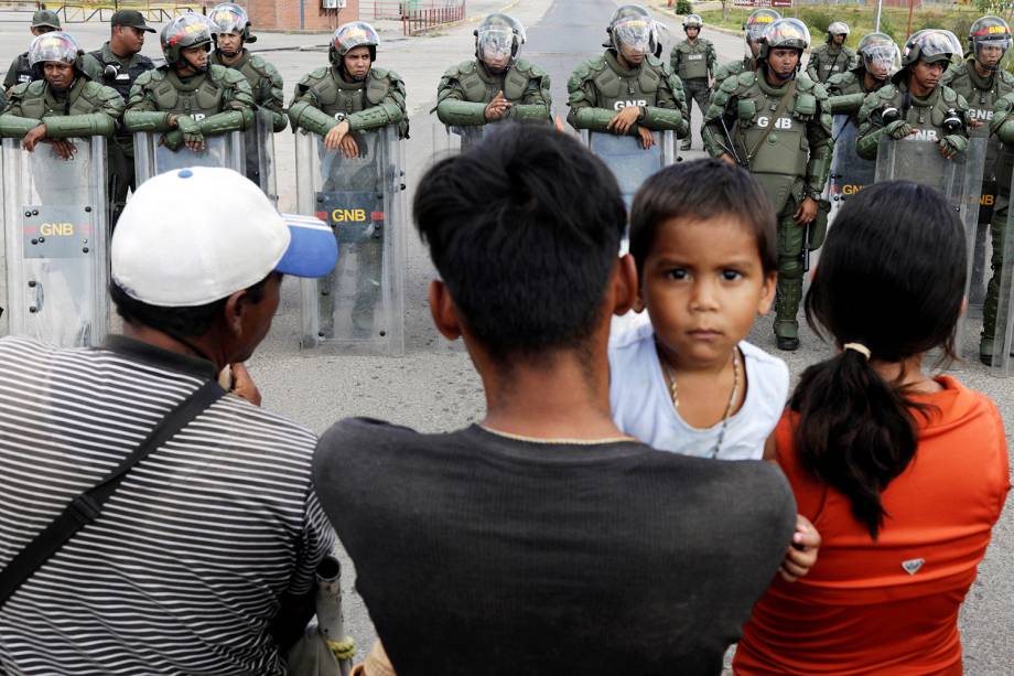 Pessoas aguardam para atravessar fronteira entre o Brasil e a Venezuela, na região de Pacaraima (RR), após o presidente venezuelano Nicolás Maduro determinar o fechamento da fronteira - 22/02/2019 Pessoas aguardam para atravessar fronteira entre o Brasil e a Venezuela, na região de Pacaraima (RR), após o presidente venezuelano Nicolás Maduro determinar o fechamento da fronteira - 22/02/2019
