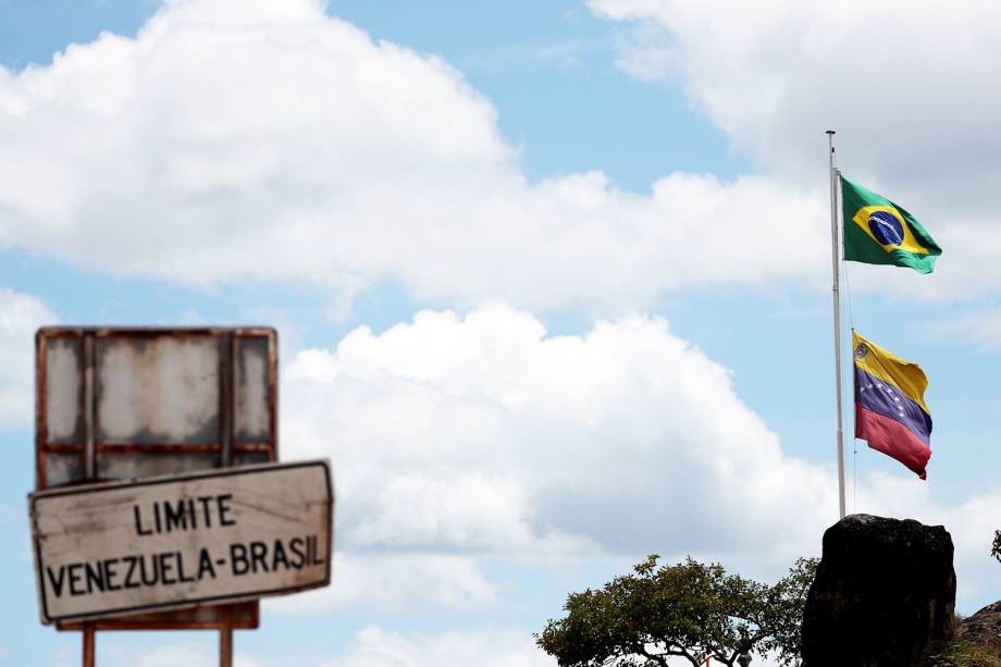 Bandeiras do Brasil e da Venezuela são vistas próximas da fronteira entre os dois países, na região de Pacaraima (RR) - 22/02/2019 Bandeiras do Brasil e da Venezuela são vistas próximas da fronteira entre os dois países, na região de Pacaraima (RR) - 22/02/2019