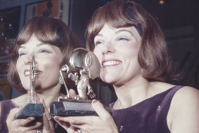 Bibi Ferreira vencedora do Troféu Roquete Pinto como melhor animadora por seu programa "Bibi Sempre aos Domingos", da TV Record Bibi Ferreira vencedora do Troféu Roquete Pinto como melhor animadora por seu programa "Bibi Sempre aos Domingos", da TV Record