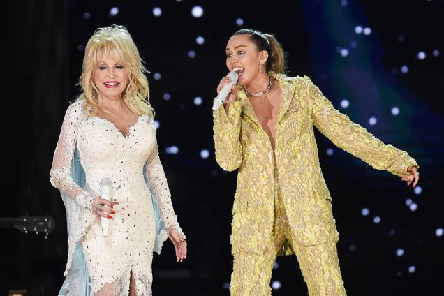 Dolly Parton e Miley Cyrus se apresentam durante cerimônia de premiação do Grammy, em Los Angeles - 10/02/2019 Dolly Parton e Miley Cyrus se apresentam durante cerimônia de premiação do Grammy, em Los Angeles - 10/02/2019