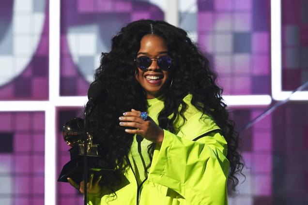 A cantora H.E.R vence na categoria de 'Melhor disco de R&B', durante cerimônia de premiação do Grammy, em Los Angeles - 10/02/2019 A cantora H.E.R vence na categoria de 'Melhor disco de R&B', durante cerimônia de premiação do Grammy, em Los Angeles - 10/02/2019
