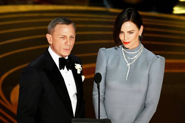 Os atores Daniel Craig e Charlize Theron durante a cerimônia de premiação do Oscar, realizada em Los Angeles - 24/02/2019 Os atores Daniel Craig e Charlize Theron durante a cerimônia de premiação do Oscar, realizada em Los Angeles - 24/02/2019