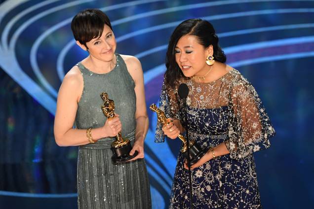 A ilustradora Domee Shi (esq) e a produtora Becky Neiman-Cobb (dir) recebem o Oscar de melhor curta de animação por 'Bao', durante cerimônia de premiação realizada em Los Angeles - 24/02/2019 A ilustradora Domee Shi (esq) e a produtora Becky Neiman-Cobb (dir) recebem o Oscar de melhor curta de animação por 'Bao', durante cerimônia de premiação realizada em Los Angeles - 24/02/2019