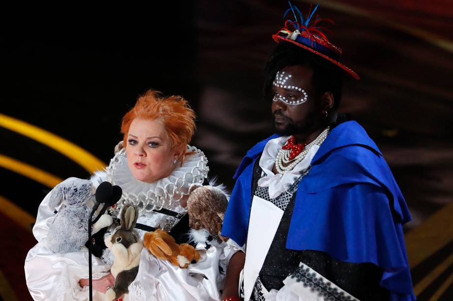 Melissa McCarthy e Brian Tyree Henry apresentam os indicados do Oscar na categoria de melhor figurino, durante cerimônia de premiação realizada em Los Angeles - 24/02/2019