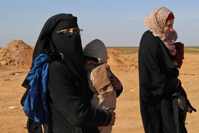 As alemãs Sabina e Leonora deixam os confrontos entre as Forças Democráticas Sírias e os jihadistas do Estado Islâmico e aguardam para serem examinados e registrados pela SDF em Deir Ezzor, Síria - 31/01/2019 As alemãs Sabina e Leonora deixam os confrontos entre as Forças Democráticas Sírias e os jihadistas do Estado Islâmico e aguardam para serem examinados e registrados pela SDF em Deir Ezzor, Síria - 31/01/2019