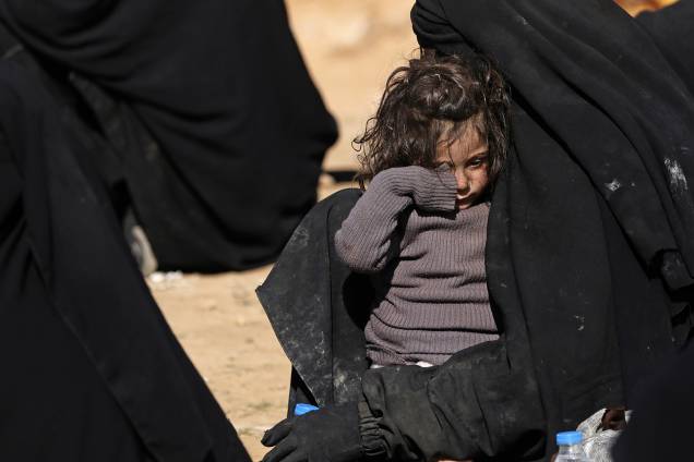 Civis que fugiram dos confrontos entre as Forças Democráticas Sírias e os jihadistas do Estado Islâmico aguardam para serem examinados e registrados pela SDF em Deir Ezzor, Síria - 31/01/2019 Civis que fugiram dos confrontos entre as Forças Democráticas Sírias e os jihadistas do Estado Islâmico aguardam para serem examinados e registrados pela SDF em Deir Ezzor, Síria - 31/01/2019