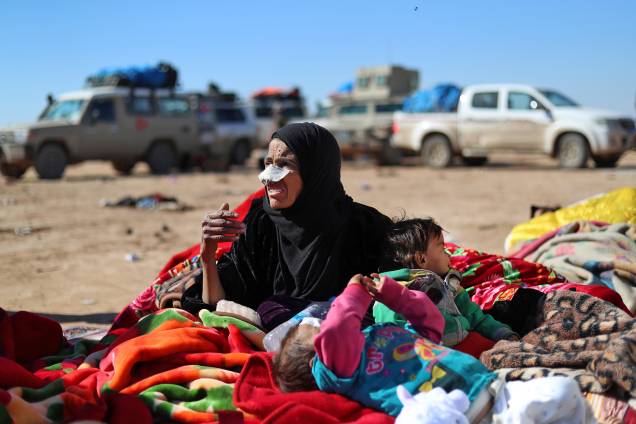 Civis que fugiram dos confrontos entre as Forças Democráticas Sírias e os jihadistas do Estado Islâmico aguardam para serem examinados e registrados pela SDF em Deir Ezzor, Síria - 03/02/2019 Civis que fugiram dos confrontos entre as Forças Democráticas Sírias e os jihadistas do Estado Islâmico aguardam para serem examinados e registrados pela SDF em Deir Ezzor, Síria - 03/02/2019
