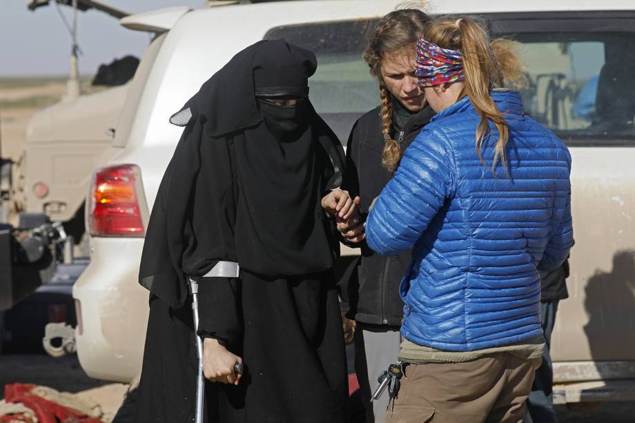 Civis fogem dos confrontos entre as Forças Democráticas Sírias e os jihadistas do Estado Islâmico e aguardam para serem examinados e registrados pela SDF em Deir Ezzor, Síria - 03/02/2019