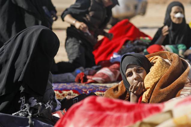 Civis fogem dos confrontos entre as Forças Democráticas Sírias e os jihadistas do Estado Islâmico e aguardam para serem examinados e registrados pela SDF em Deir Ezzor, Síria - 03/02/2019 Civis fogem dos confrontos entre as Forças Democráticas Sírias e os jihadistas do Estado Islâmico e aguardam para serem examinados e registrados pela SDF em Deir Ezzor, Síria - 03/02/2019