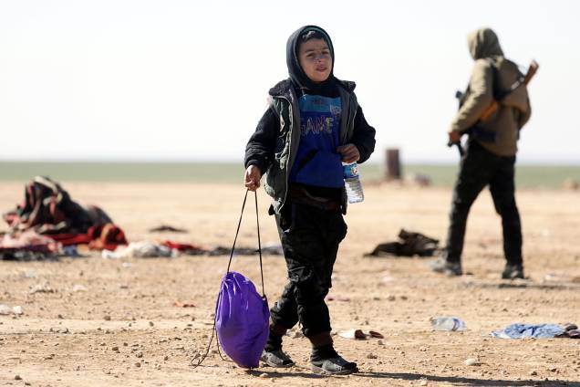 Menino que fugiu dos confrontos entre as Forças Democráticas Sírias e os jihadistas do Estado Islâmico e aguardam para serem examinados e registrados pela SDF em Deir Ezzor, Síria - 03/02/2019 Menino que fugiu dos confrontos entre as Forças Democráticas Sírias e os jihadistas do Estado Islâmico e aguardam para serem examinados e registrados pela SDF em Deir Ezzor, Síria - 03/02/2019