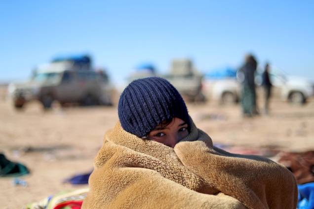 Civis que fugiram dos confrontos entre as Forças Democráticas Sírias e os jihadistas do Estado Islâmico aguardam para serem examinados e registrados pela SDF em Deir Ezzor, Síria - 03/02/2019 Civis que fugiram dos confrontos entre as Forças Democráticas Sírias e os jihadistas do Estado Islâmico aguardam para serem examinados e registrados pela SDF em Deir Ezzor, Síria - 03/02/2019