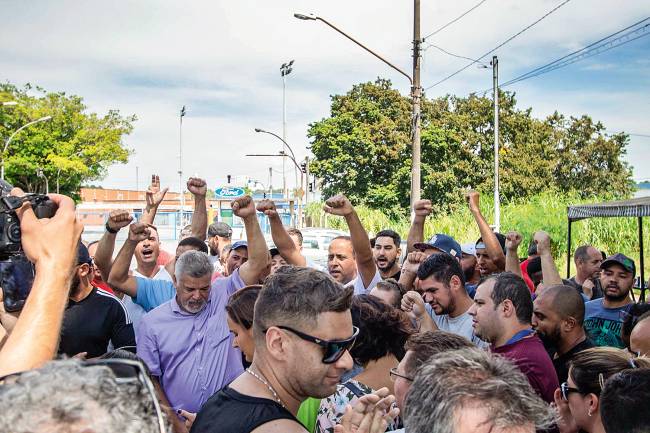 A Ford pisa no freio