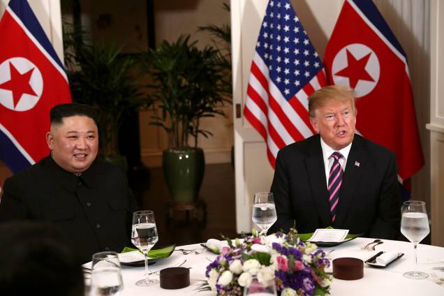 O líder norte-coreano Kim Jong-un e o presidente dos EUA Donald Trump se sentam para o jantar no Hotel Metropole, em Hanói, no Vietnã - 27/02/2019 O líder norte-coreano Kim Jong-un e o presidente dos EUA Donald Trump se sentam para o jantar no Hotel Metropole, em Hanói, no Vietnã - 27/02/2019