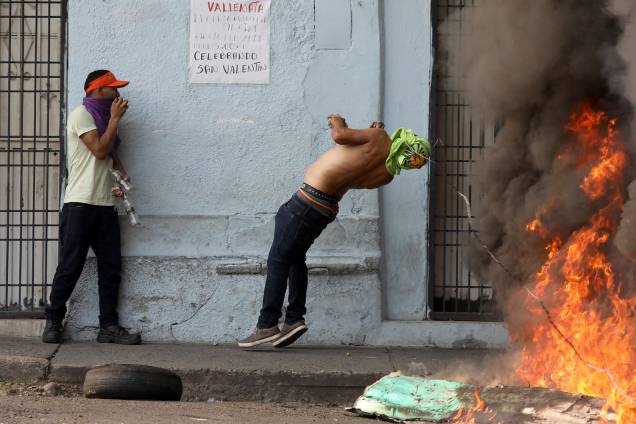 Manifestante se choca com arame farpado durante confronto com as forças de segurança em Ureña, Venezuela - 23/02/2019 Manifestante se choca com arame farpado durante confronto com as forças de segurança em Ureña, Venezuela - 23/02/2019