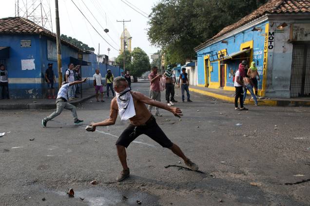 Manifestantes entram em confronto com as forças de segurança em Ureña, Venezuela - 23/02/2019 Manifestantes entram em confronto com as forças de segurança em Ureña, Venezuela - 23/02/2019
