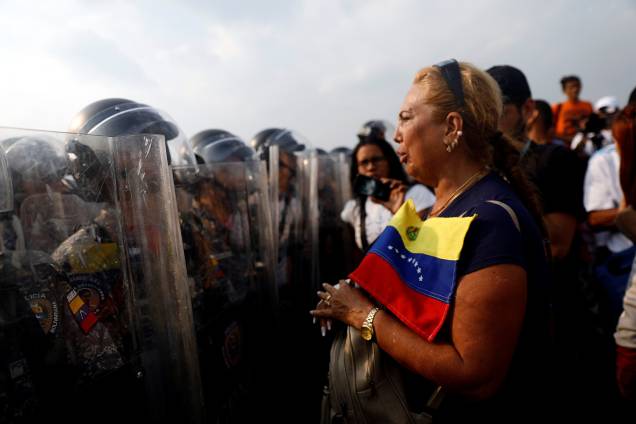 Apoiadores da oposição venezuelana exigem atravessar a fronteira entre a Colômbia e a Venezuela - 23/02/2019 Apoiadores da oposição venezuelana exigem atravessar a fronteira entre a Colômbia e a Venezuela - 23/02/2019