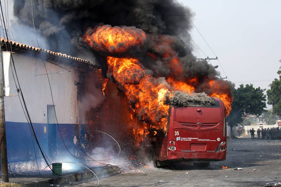 Manifestantes incendeiam ônibus durante confronto com as forças de segurança em Ureña, Venezuela - 23/02/2019