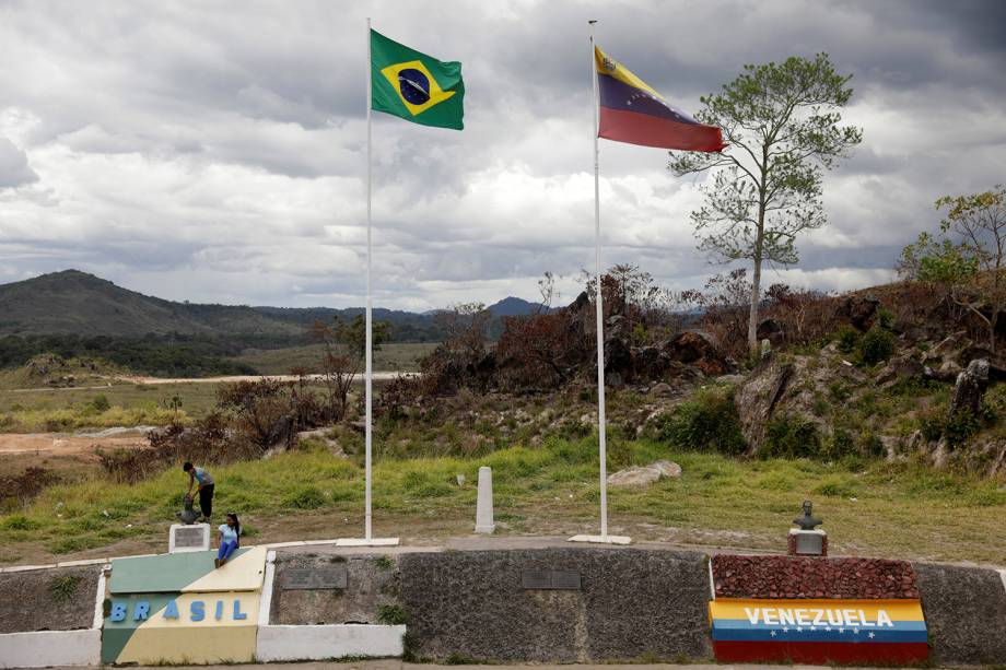 Crianças são vistas na fronteira entre o Brasil e a Venezuela, na região de Pacaraima (RR) - 21/02/2019 Crianças são vistas na fronteira entre o Brasil e a Venezuela, na região de Pacaraima (RR) - 21/02/2019